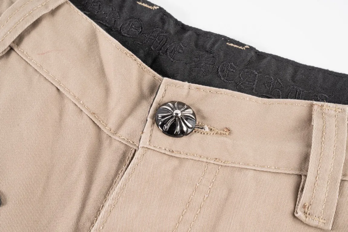 P260 The top version of Chrome Hearts jeans and leather jeans. It is well known that chromehearts jeans will use vintage Levis jeans as the base for creation. They usually add their own unique silver buckles and silver ornaments, plus leather embellishments. This is the reason why the value of these vintage jeans doubles, because the base is vintage jeans, and the jeans themselves have been very soft and comfortable after the baptism of time. This can be distinguished from ordinary jeans. Regarding the size, you should also refer to the pants data. Style number: 1605# Color: Khaki leather Size: 28 30 32 34 36 28 Waist 86 Hips 100 Pants length 102 30 Waist 90 Hips 104 Pants length 104 32 Waist 94 Hips 108 Pants length 106 34 Waist 98 Hips 112 Pants length 110